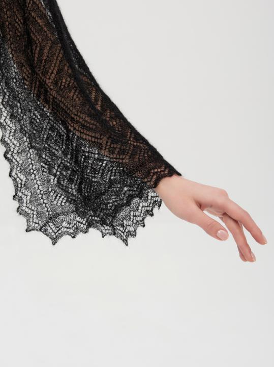Black Lace Down Stole (120 × 40 cm)