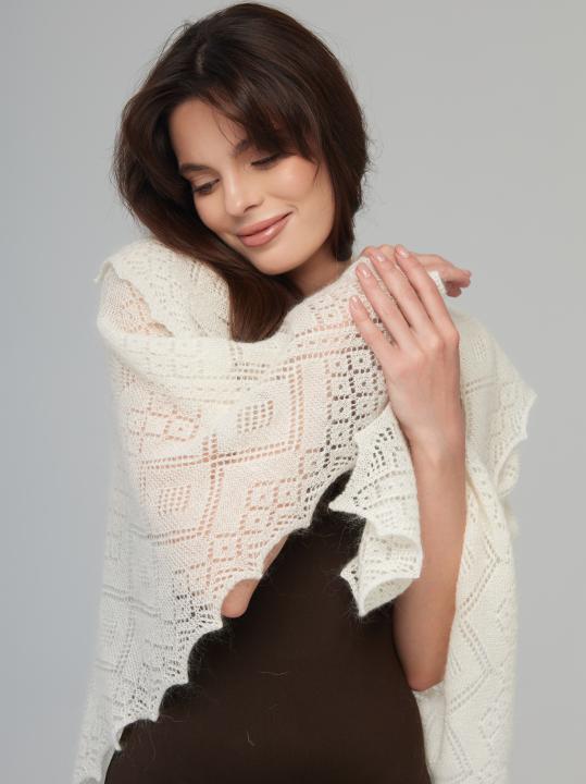 Warm Ecru Down Shawl (100 × 100 cm)